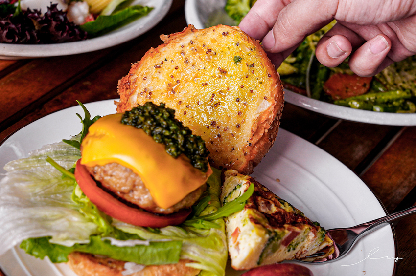 漢堡控快開吃！台中早午餐店，手作松子青醬加上厚切手打豬肉排，忍不住一口接著一口吃！