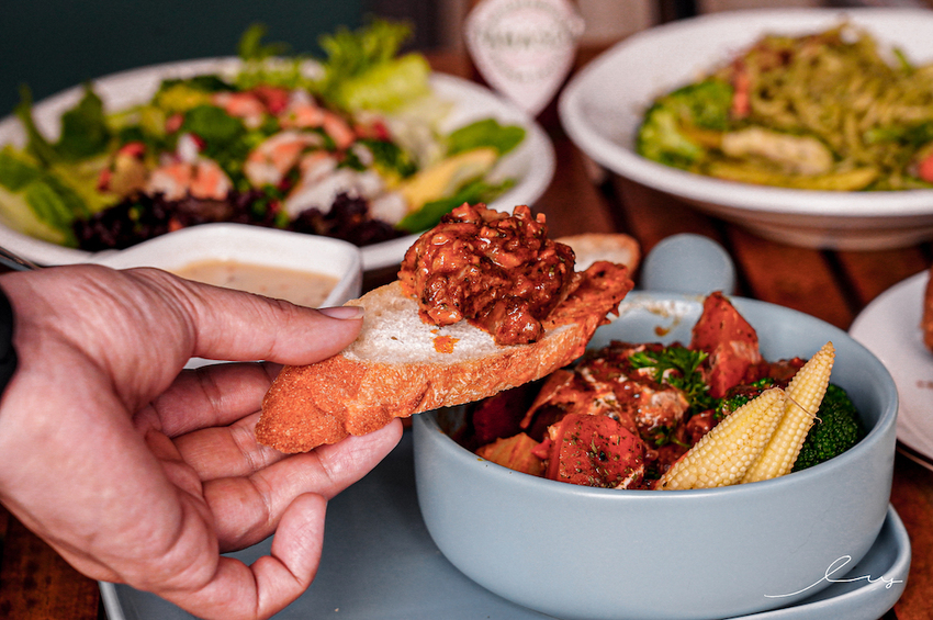 漢堡控快開吃！台中早午餐店，手作松子青醬加上厚切手打豬肉排，忍不住一口接著一口吃！