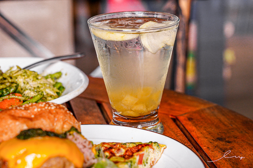 漢堡控快開吃！台中早午餐店，手作松子青醬加上厚切手打豬肉排，忍不住一口接著一口吃！