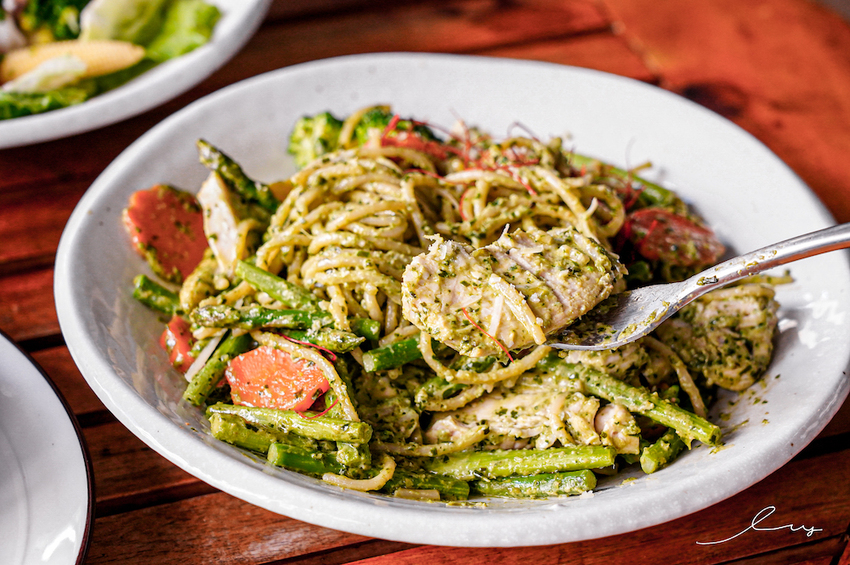 漢堡控快開吃！台中早午餐店，手作松子青醬加上厚切手打豬肉排，忍不住一口接著一口吃！