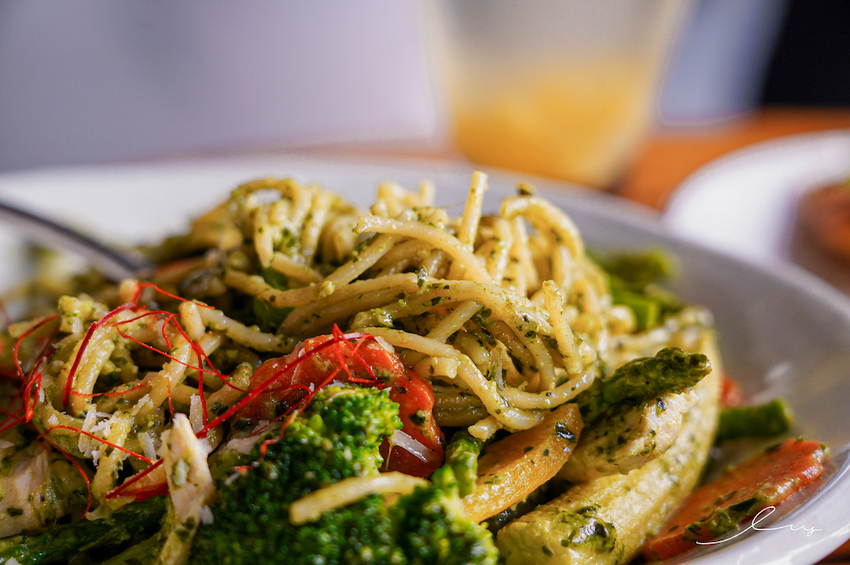 漢堡控快開吃！台中早午餐店，手作松子青醬加上厚切手打豬肉排，忍不住一口接著一口吃！