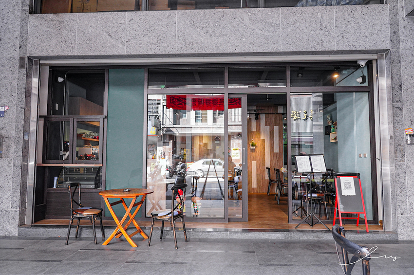 漢堡控快開吃！台中早午餐店，手作松子青醬加上厚切手打豬肉排，忍不住一口接著一口吃！