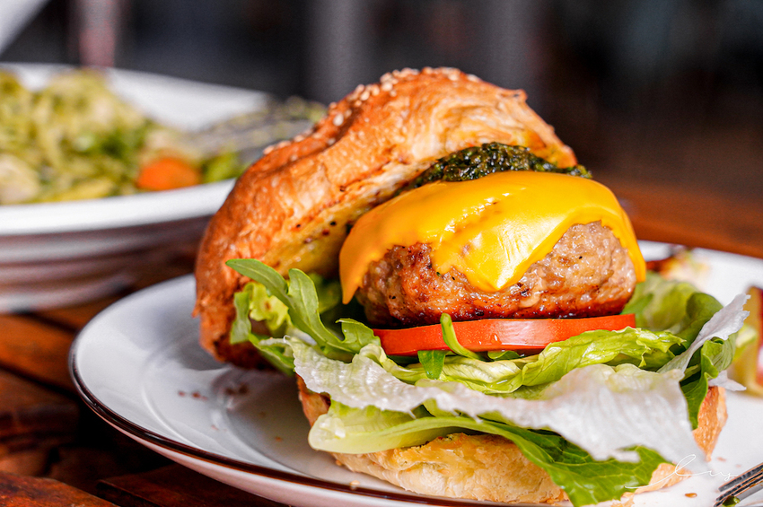 漢堡控快開吃！台中早午餐店，手作松子青醬加上厚切手打豬肉排，忍不住一口接著一口吃！