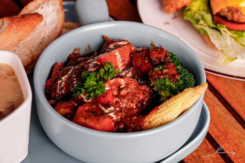 漢堡控快開吃！台中早午餐店，手作松子青醬加上厚切手打豬肉排，忍不住一口接著一口吃！