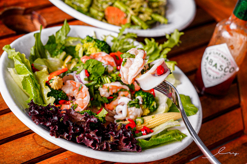 漢堡控快開吃！台中早午餐店，手作松子青醬加上厚切手打豬肉排，忍不住一口接著一口吃！