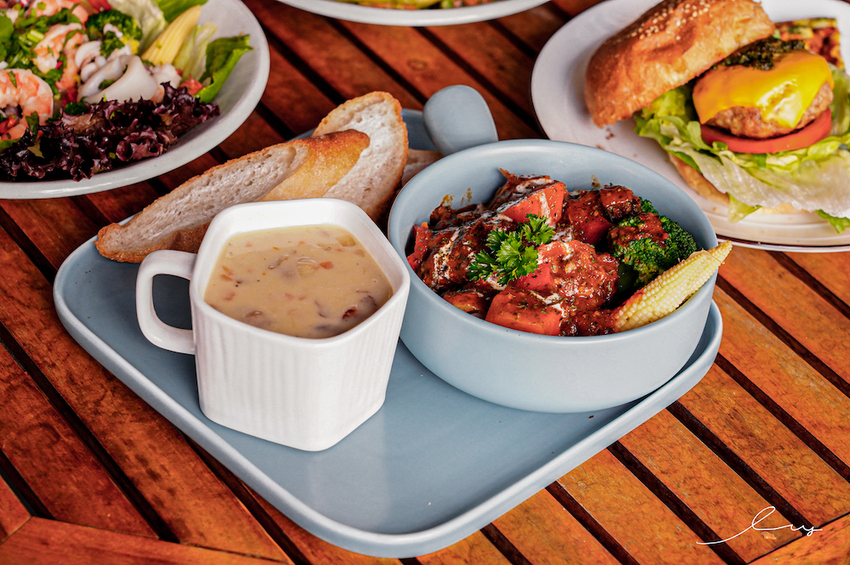 漢堡控快開吃！台中早午餐店，手作松子青醬加上厚切手打豬肉排，忍不住一口接著一口吃！