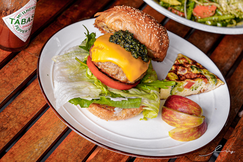 漢堡控快開吃！台中早午餐店，手作松子青醬加上厚切手打豬肉排，忍不住一口接著一口吃！