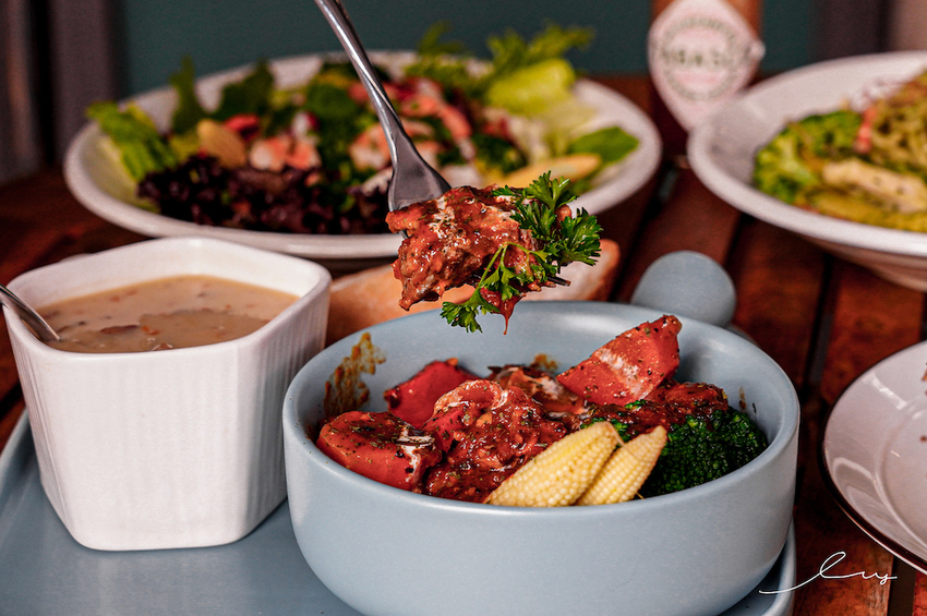 漢堡控快開吃！台中早午餐店，手作松子青醬加上厚切手打豬肉排，忍不住一口接著一口吃！