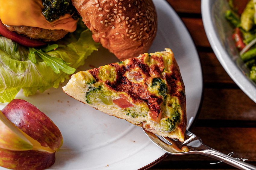 漢堡控快開吃！台中早午餐店，手作松子青醬加上厚切手打豬肉排，忍不住一口接著一口吃！