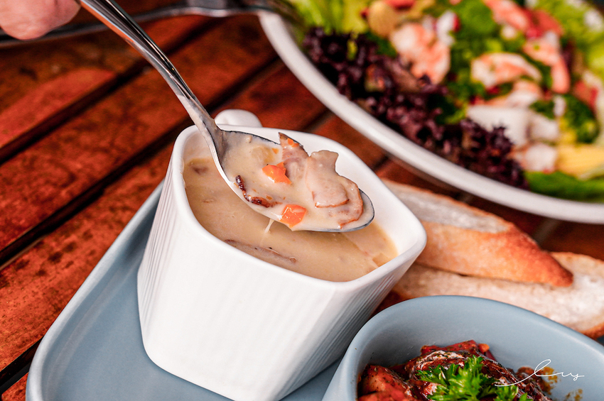 漢堡控快開吃！台中早午餐店，手作松子青醬加上厚切手打豬肉排，忍不住一口接著一口吃！