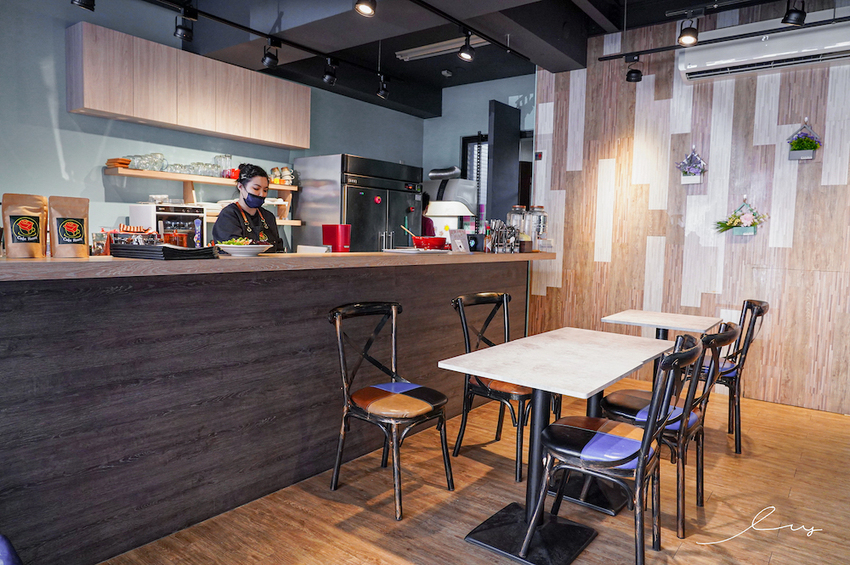 漢堡控快開吃！台中早午餐店，手作松子青醬加上厚切手打豬肉排，忍不住一口接著一口吃！