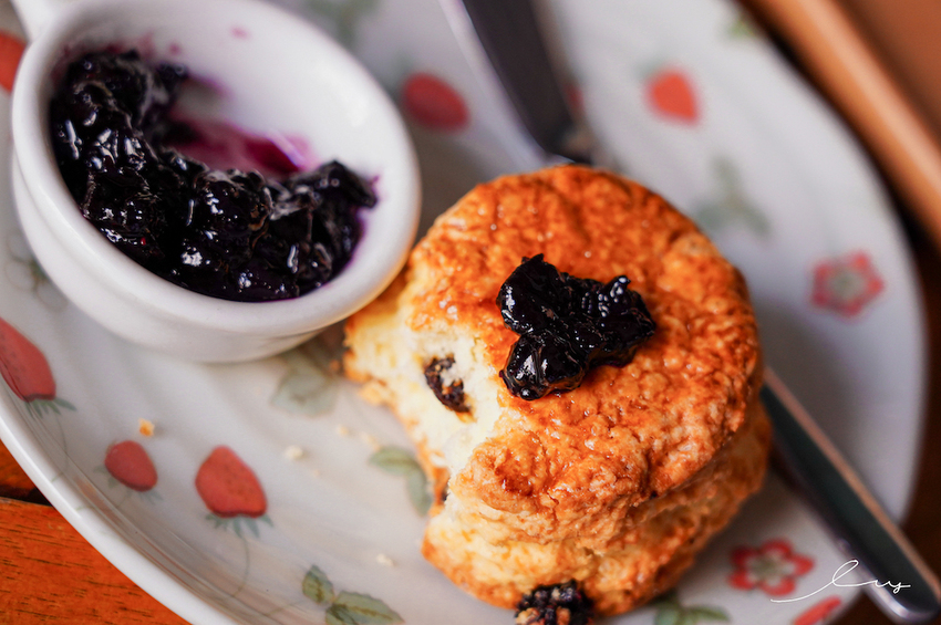 漢堡控快開吃！台中早午餐店，手作松子青醬加上厚切手打豬肉排，忍不住一口接著一口吃！