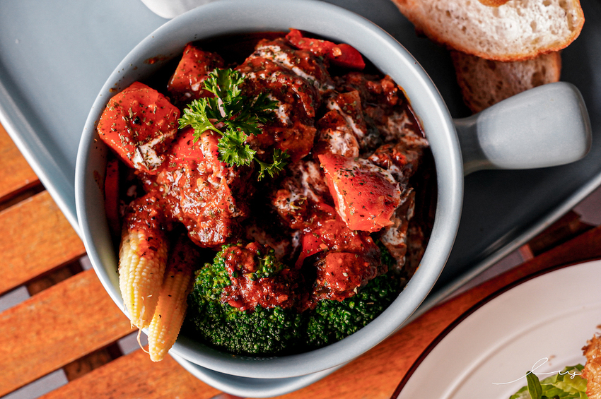 漢堡控快開吃！台中早午餐店，手作松子青醬加上厚切手打豬肉排，忍不住一口接著一口吃！