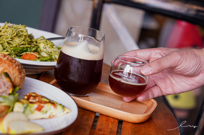 漢堡控快開吃！台中早午餐店，手作松子青醬加上厚切手打豬肉排，忍不住一口接著一口吃！