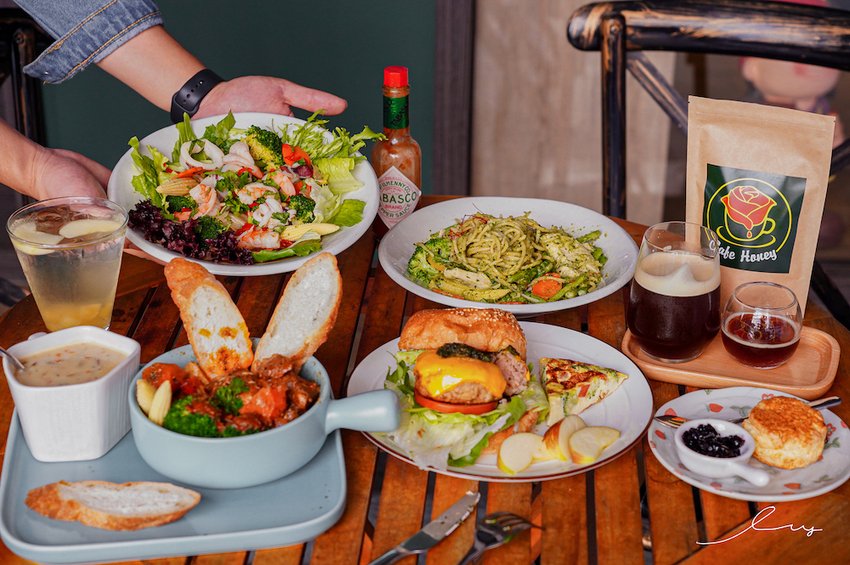 漢堡控快開吃！台中早午餐店，手作松子青醬加上厚切手打豬肉排，忍不住一口接著一口吃！