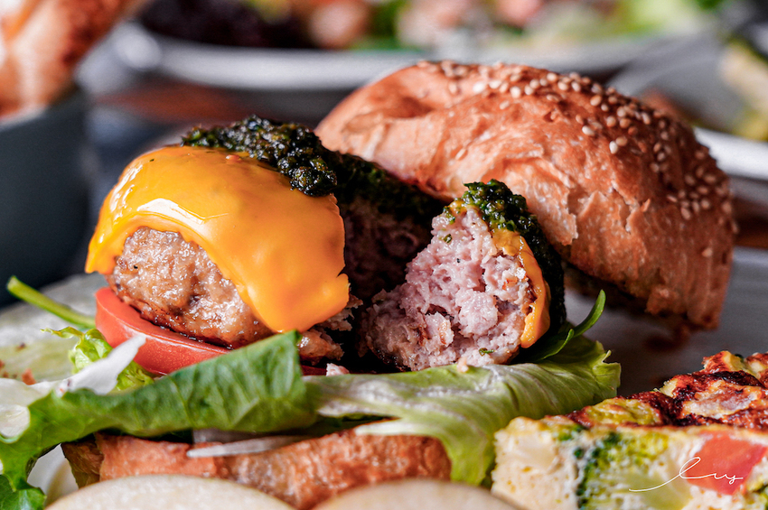 漢堡控快開吃！台中早午餐店，手作松子青醬加上厚切手打豬肉排，忍不住一口接著一口吃！