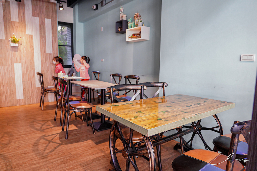 漢堡控快開吃！台中早午餐店，手作松子青醬加上厚切手打豬肉排，忍不住一口接著一口吃！