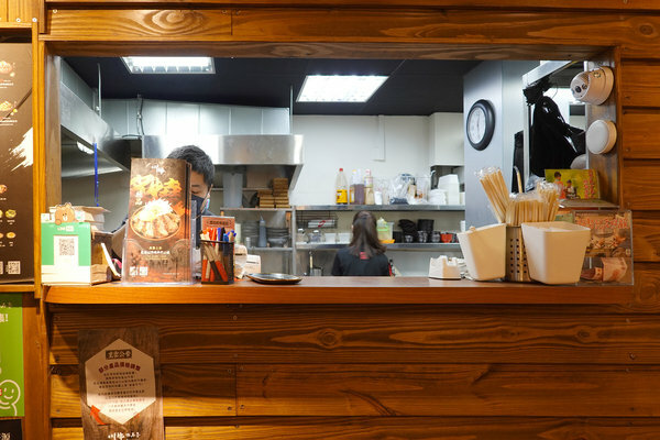 新店燒肉丼飯推薦-川牛木石亭新店中正店，大份量熟食蓋飯 (11).jpg