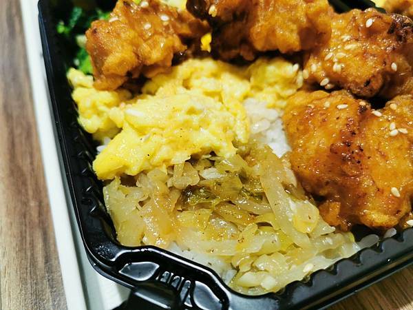 萬芳醫院捷運站周邊美食-饗赤雞 你吃過花雕雞但你吃過花雕雞雞排沒有?!黑乎乎的竹炭外皮裡面包裹著美味,酥脆爆滿的炸雞塊便當加飲料不用100元真的太誇張了啦!