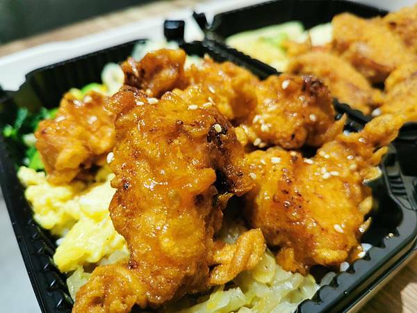 萬芳醫院捷運站周邊美食-饗赤雞 你吃過花雕雞但你吃過花雕雞雞排沒有?!黑乎乎的竹炭外皮裡面包裹著美味,酥脆爆滿的炸雞塊便當加飲料不用100元真的太誇張了啦!