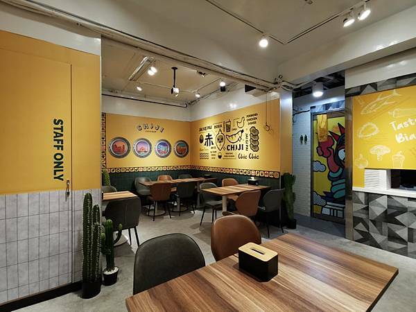 萬芳醫院捷運站周邊美食-饗赤雞 你吃過花雕雞但你吃過花雕雞雞排沒有?!黑乎乎的竹炭外皮裡面包裹著美味,酥脆爆滿的炸雞塊便當加飲料不用100元真的太誇張了啦!