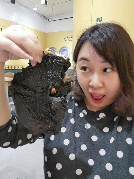 萬芳醫院捷運站周邊美食-饗赤雞 你吃過花雕雞但你吃過花雕雞雞排沒有?!黑乎乎的竹炭外皮裡面包裹著美味,酥脆爆滿的炸雞塊便當加飲料不用100元真的太誇張了啦!