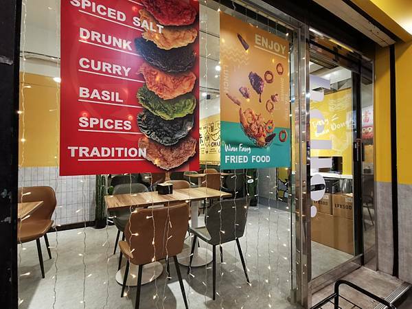 萬芳醫院捷運站周邊美食-饗赤雞 你吃過花雕雞但你吃過花雕雞雞排沒有?!黑乎乎的竹炭外皮裡面包裹著美味,酥脆爆滿的炸雞塊便當加飲料不用100元真的太誇張了啦!