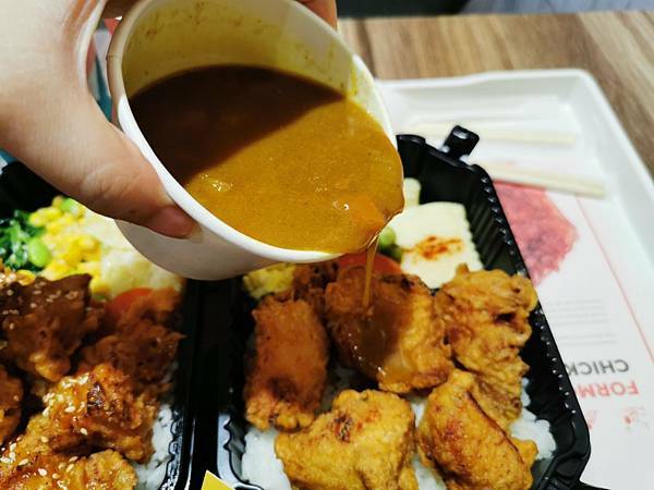 萬芳醫院捷運站周邊美食-饗赤雞 你吃過花雕雞但你吃過花雕雞雞排沒有?!黑乎乎的竹炭外皮裡面包裹著美味,酥脆爆滿的炸雞塊便當加飲料不用100元真的太誇張了啦!