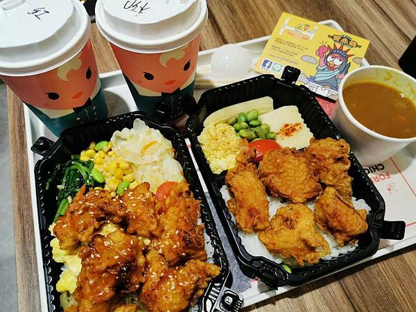 萬芳醫院捷運站周邊美食-饗赤雞 你吃過花雕雞但你吃過花雕雞雞排沒有?!黑乎乎的竹炭外皮裡面包裹著美味,酥脆爆滿的炸雞塊便當加飲料不用100元真的太誇張了啦!