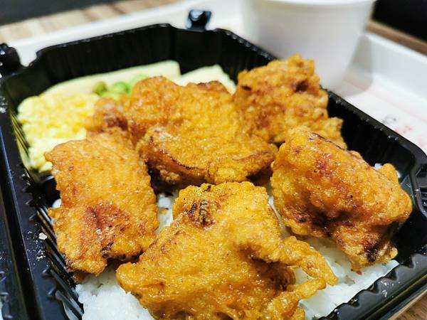 萬芳醫院捷運站周邊美食-饗赤雞 你吃過花雕雞但你吃過花雕雞雞排沒有?!黑乎乎的竹炭外皮裡面包裹著美味,酥脆爆滿的炸雞塊便當加飲料不用100元真的太誇張了啦!