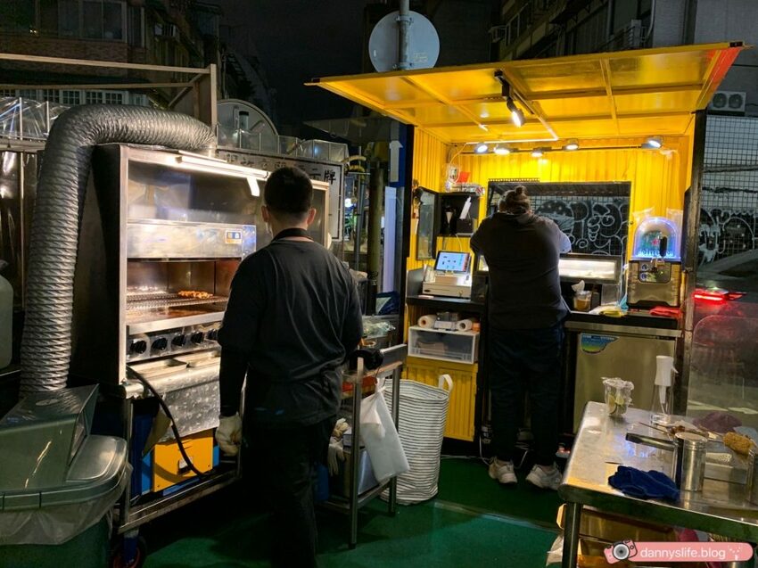 捷運市府站走路一分鐘就到!超Chill的露天串燒,特色香麻口味,麻而不辣,越吃越涮嘴~ 台北美食推薦 @ 丹尼的吃喝玩樂 dannyslife.blog