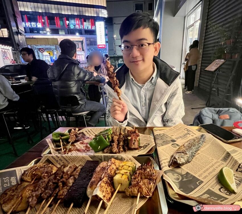 捷運市府站走路一分鐘就到!超Chill的露天串燒,特色香麻口味,麻而不辣,越吃越涮嘴~ 台北美食推薦 @ 丹尼的吃喝玩樂 dannyslife.blog