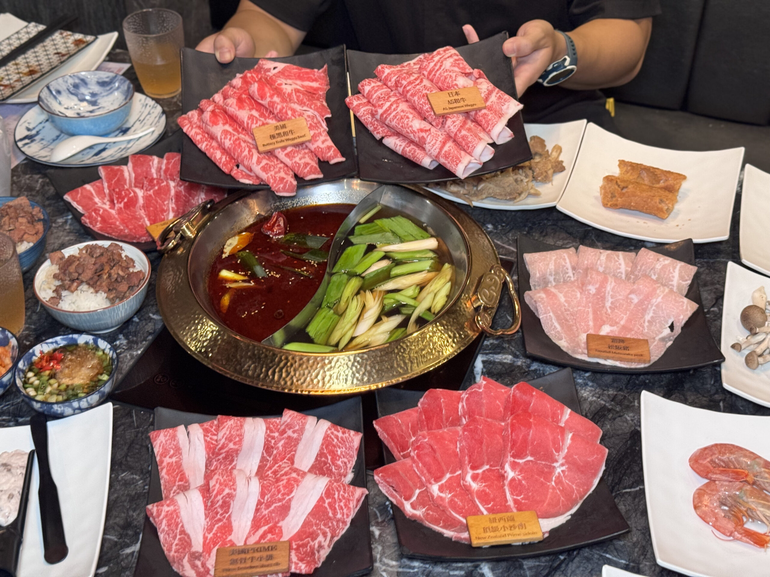 台北松江南京｜【石‧撈麻辣鴛鴦鍋】$698起吃到飽！超特別魷魚螺肉蒜湯底！ - 雁雁｜美食 旅遊 生活娛樂