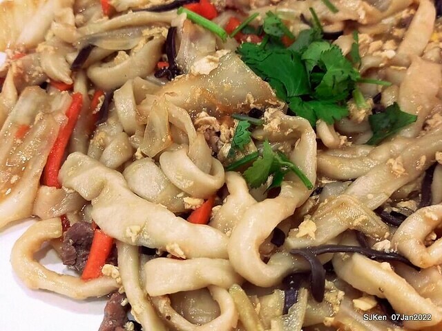 「石牌彈牙彈牙麵店 」(fried pork slices with eggs,  noodleand fungi, noodle shop), Taipei, Taiwan, SJKen, Jan 7, 2022.