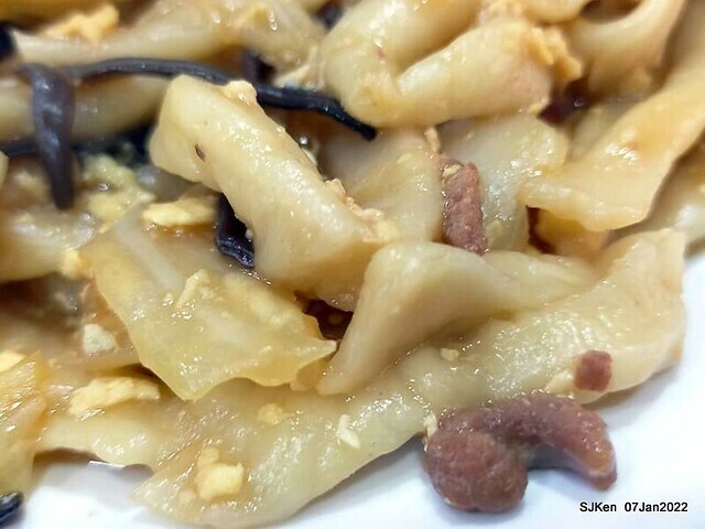 「石牌彈牙彈牙麵店 」(fried pork slices with eggs,  noodleand fungi, noodle shop), Taipei, Taiwan, SJKen, Jan 7, 2022.