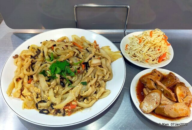 「石牌彈牙彈牙麵店 」(fried pork slices with eggs,  noodleand fungi, noodle shop), Taipei, Taiwan, SJKen, Jan 7, 2022.