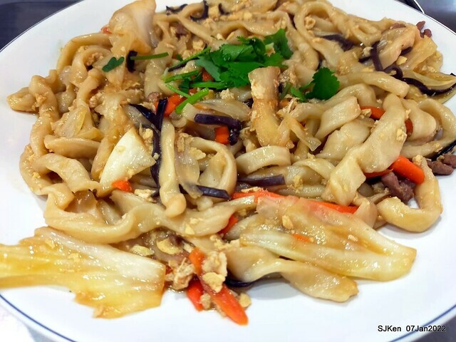 「石牌彈牙彈牙麵店 」(fried pork slices with eggs,  noodleand fungi, noodle shop), Taipei, Taiwan, SJKen, Jan 7, 2022.