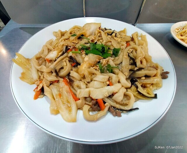 「石牌彈牙彈牙麵店 」(fried pork slices with eggs,  noodleand fungi, noodle shop), Taipei, Taiwan, SJKen, Jan 7, 2022.
