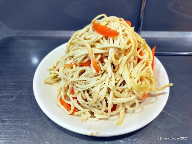 「石牌彈牙彈牙麵店 」(fried pork slices with eggs,  noodleand fungi, noodle shop), Taipei, Taiwan, SJKen, Jan 7, 2022.