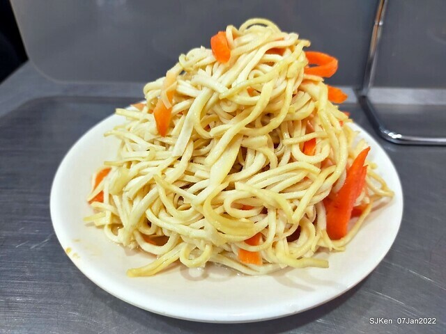 「石牌彈牙彈牙麵店 」(fried pork slices with eggs,  noodleand fungi, noodle shop), Taipei, Taiwan, SJKen, Jan 7, 2022.