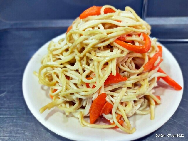 「石牌彈牙彈牙麵店 」(fried pork slices with eggs,  noodleand fungi, noodle shop), Taipei, Taiwan, SJKen, Jan 7, 2022.