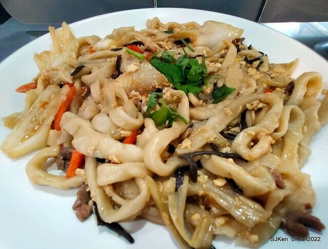 「石牌彈牙彈牙麵店 」(fried pork slices with eggs,  noodleand fungi, noodle shop), Taipei, Taiwan, SJKen, Jan 7, 2022.