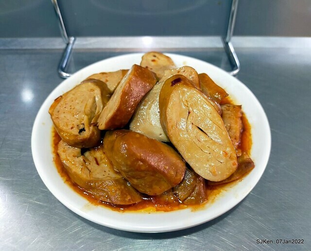 「石牌彈牙彈牙麵店 」(fried pork slices with eggs,  noodleand fungi, noodle shop), Taipei, Taiwan, SJKen, Jan 7, 2022.