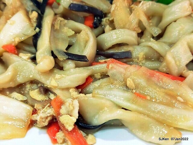 「石牌彈牙彈牙麵店 」(fried pork slices with eggs,  noodleand fungi, noodle shop), Taipei, Taiwan, SJKen, Jan 7, 2022.