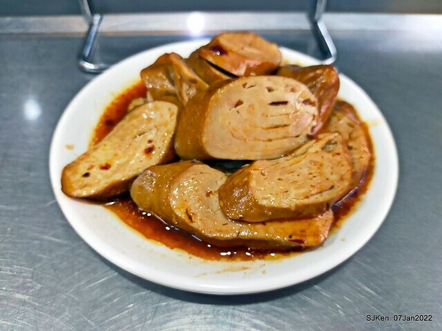 「石牌彈牙彈牙麵店 」(fried pork slices with eggs,  noodleand fungi, noodle shop), Taipei, Taiwan, SJKen, Jan 7, 2022.