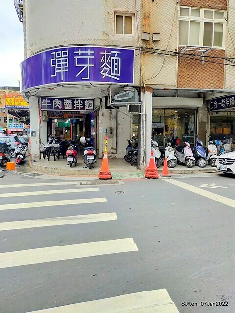 「石牌彈牙彈牙麵店 」(fried pork slices with eggs,  noodleand fungi, noodle shop), Taipei, Taiwan, SJKen, Jan 7, 2022.