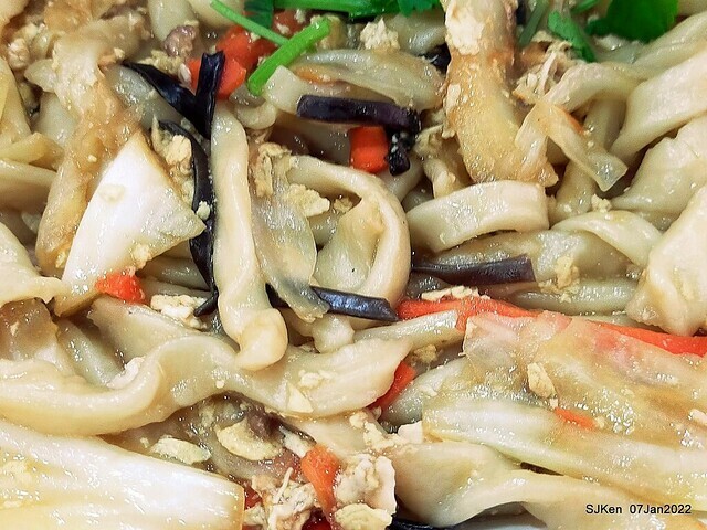 「石牌彈牙彈牙麵店 」(fried pork slices with eggs,  noodleand fungi, noodle shop), Taipei, Taiwan, SJKen, Jan 7, 2022.