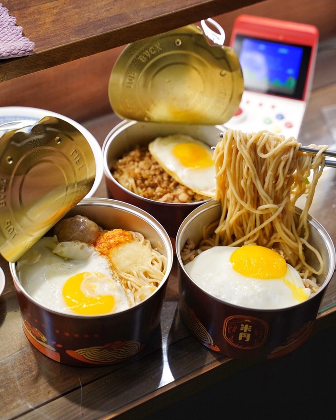 台中逢甲商圈巷弄新開幕『米丹MiDan』特色平價小吃店,以易拉罐為主題,推薦「特製銷魂拌麵」、「靈魂肉燥飯」,隱藏版菜色每日限量30碗! - 阿華田的美食日記