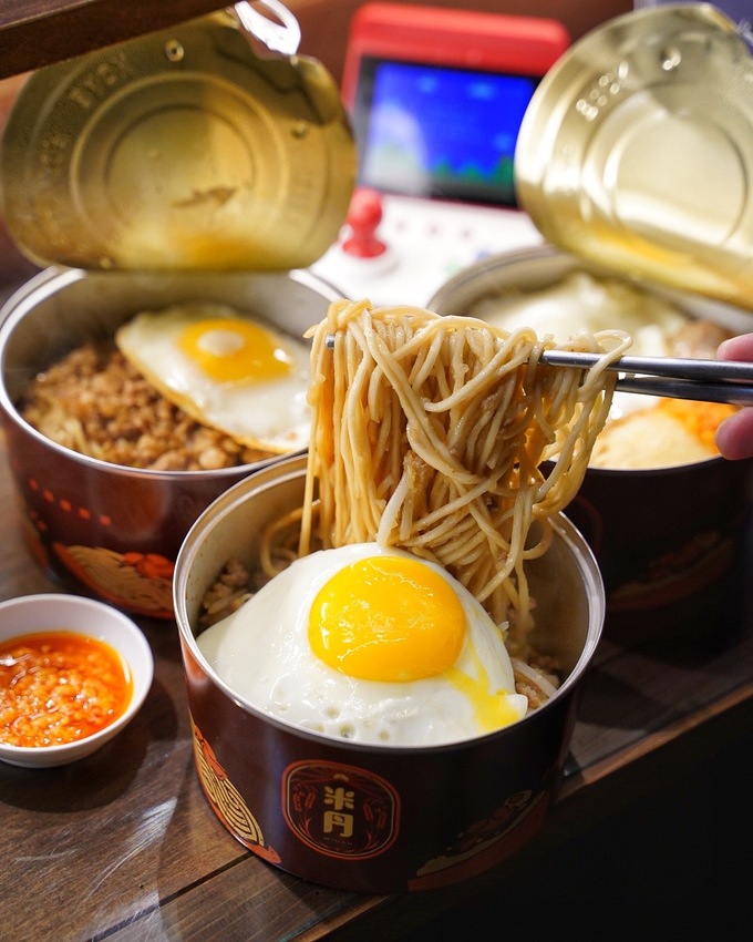 台中逢甲商圈巷弄新開幕『米丹MiDan』特色平價小吃店,以易拉罐為主題,推薦「特製銷魂拌麵」、「靈魂肉燥飯」,隱藏版菜色每日限量30碗! - 阿華田的美食日記