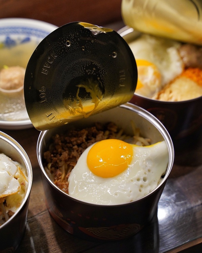 台中逢甲商圈巷弄新開幕『米丹MiDan』特色平價小吃店,以易拉罐為主題,推薦「特製銷魂拌麵」、「靈魂肉燥飯」,隱藏版菜色每日限量30碗! - 阿華田的美食日記